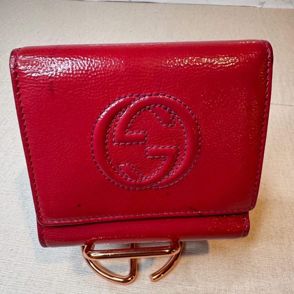 Gucci Interlocking GG Soho Red/Pink Patent Leather Trifold Wallet